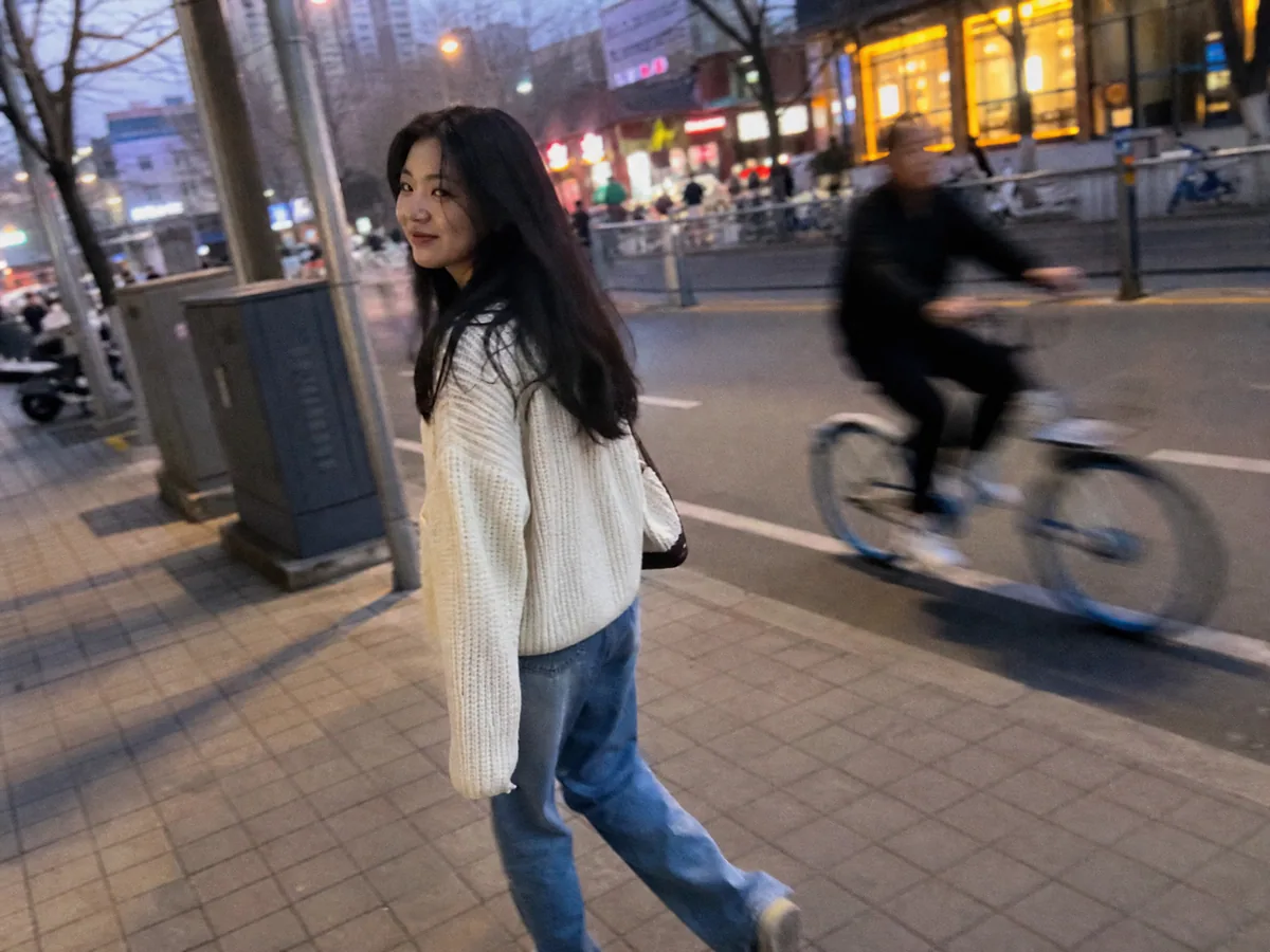 街拍组14号:黄昏路口的那一作品图1·每日大赛参赛作品